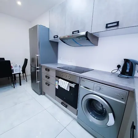 Blue Sky Apartment *